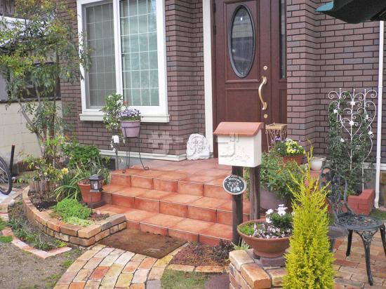 玄関前の花壇 ナチュラルガーデン 加茂市Ｈ様邸 – お知らせ– ガーデンスタジオ雅楽庭・新光園 – 新潟の庭・ガーデニング ＆外構・エクステリアデザイン工事