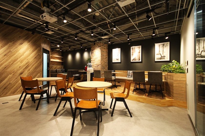 最近はやりのカフェ風オフィスを見学しました。岡山オフィスづくり.com