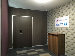 玄関 土間と階段の一部を共有する事で坪数以上に広がりを感じられる玄関になりました。 カーテンで仕切り、隠すことが出来る収納とコートハンガーもあります。FLATDESIGNOFFICEhouseentranceフラットデザインオフィス設計事務所工務店デザイン住宅注文