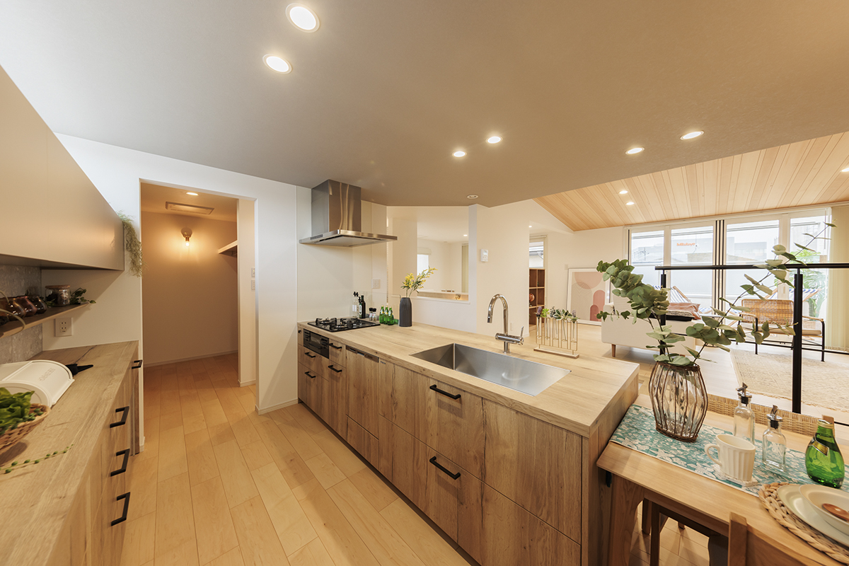 グレイッシュ・モダンな空間 寛ぎの木の質感を感じられるLDK空間。 天井に施した木彫のルーバーがリゾート感を醸し出す 印象的なお住いです。ダストボックススペースを設けたカップボードと 壁付けキッチンをシームレスに合わせ ゆったりとした作業スペースを確保され