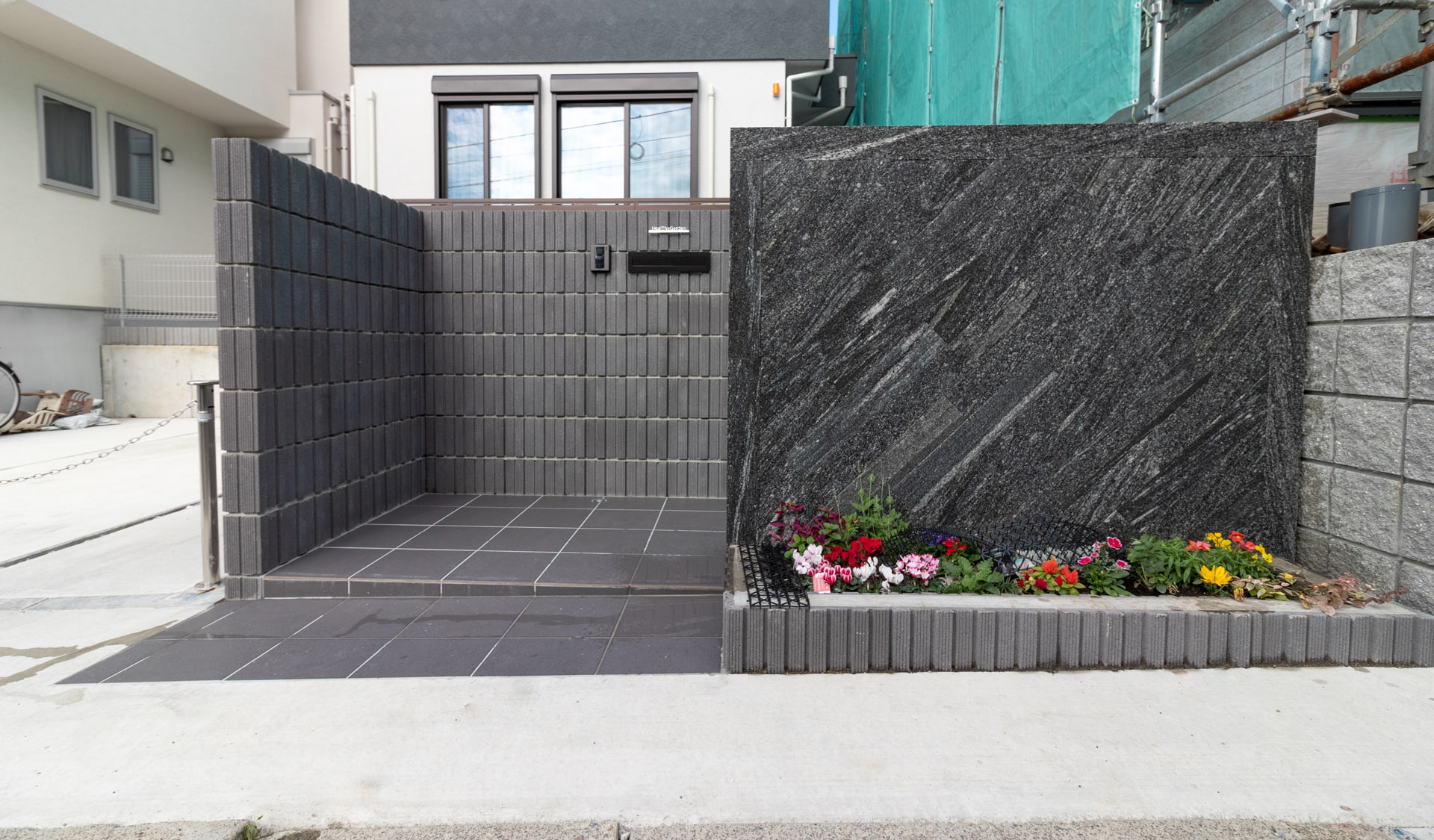 大判のタイルを使用した重厚感のあるシンプルモダンデザイン愛知県名古屋市の外構 エクステリア ・新築外構・お庭⼯事は専⾨ショップディーズガーデンへ