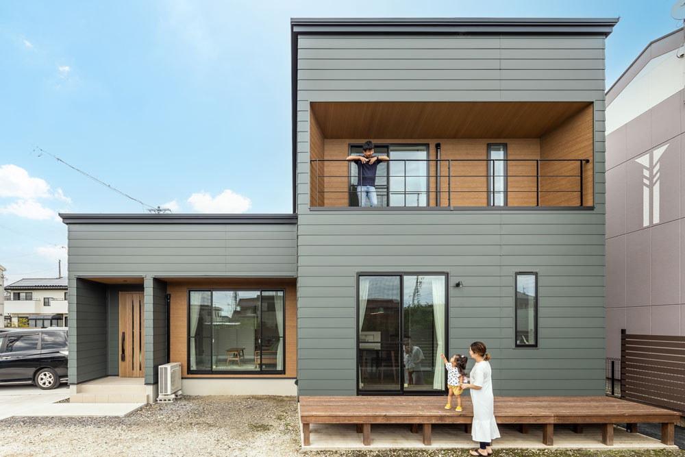 窓枠のブルーや大きなカバードポーチなどカリフォルニアテイストの王道的な外観に仕上がったTさん家』│岡山県総社市で注文住宅を建てる工務店BROOK ブルック の施工事例