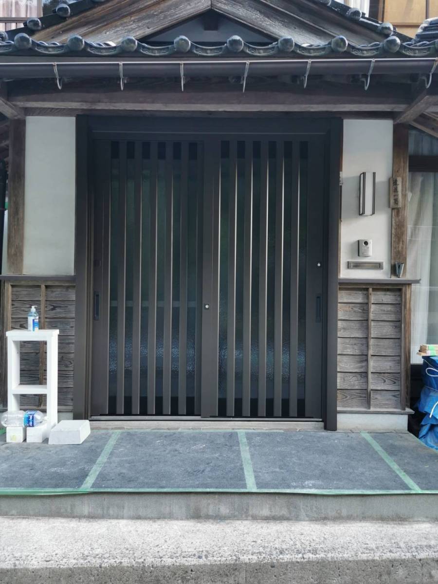 観音寺琴弾店 ドアリモで和風住宅の玄関を一新！～ランマ付４枚建～MADOショップ 公式サイト