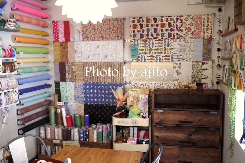 Amazon.co.jp: リボン・スカーフ・ラッピングペーパーラック・スタンド・ホルダー 床置き型リボン包装紙収納ラックオーガナイザー、 商業用多層 包装紙収納ラック クラフトルーム フラワーストア用ビニールロールディスプレイスタンドColor : White, Size :L45cm 17.7in