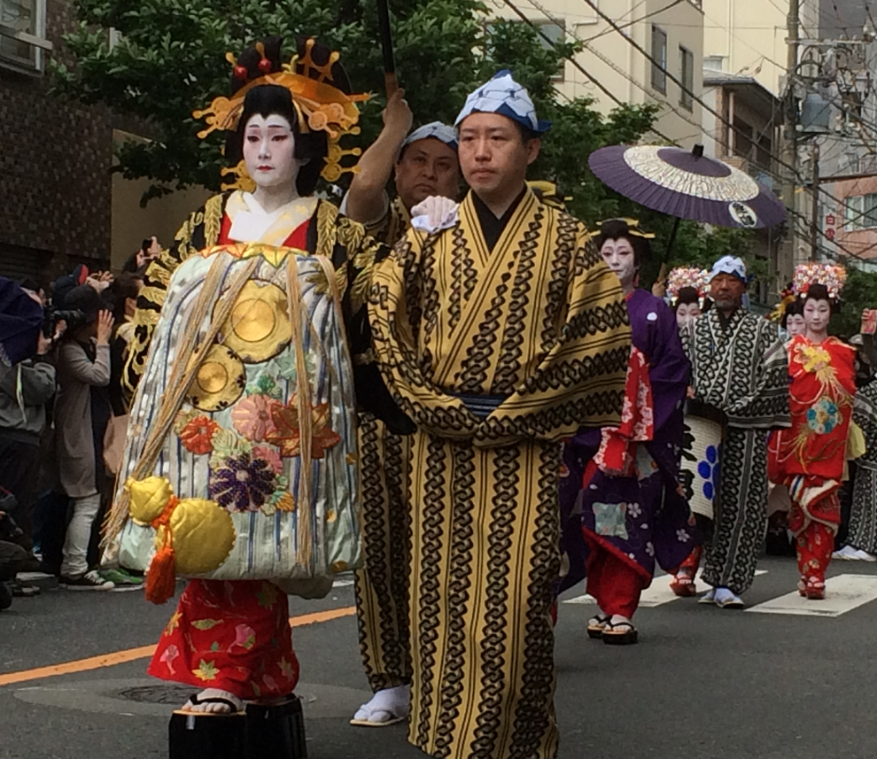 夕暮れとともに絢爛豪華な吉原遊郭に灯がともる 3人の花魁による幻想的な練り歩きや、屋台街では光る映えスイーツも 「まぼろし遊郭、あかり物語 ～夏ノ夜遊ビ～」(2022年7月15日)｜ウーマンエキサイト(1/4)