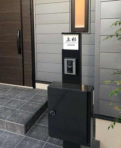 丸三タカギ SIS-S-90 黒飯田産業製 機能門柱用表札を送料無料・激安価格でお届け致します