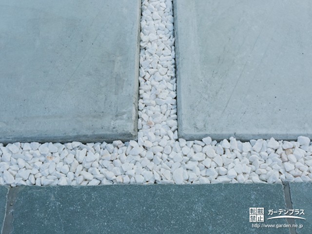 コンクリートと白玉砂利のスタイリッシュな組合せのオープン外構No.7077新築外構一式の施工例外構工事のガーデンプラス