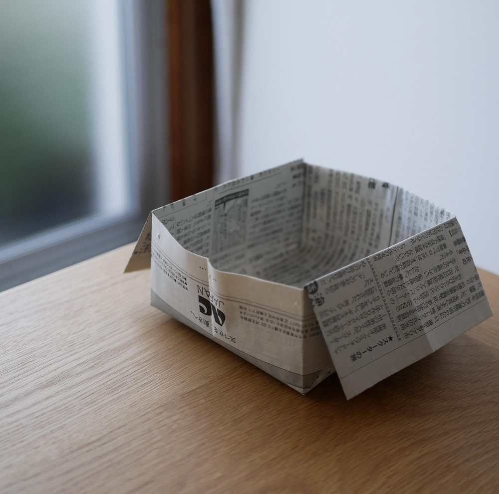 新聞紙を折って、ゴミ箱のゴミ袋作り