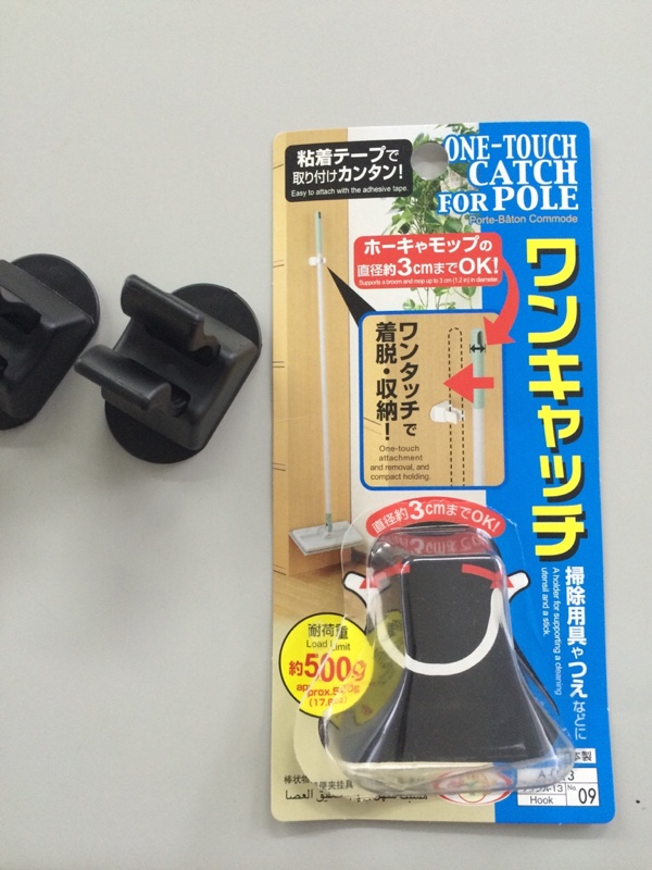 100均・ダイソー・キャンドゥ・セリア 「控えめに言っても天才」「電車やバスで忘れることなく重宝」タオルホルダーが傘をひっかけるのにイイ！試してみた 1 2- いまトピ