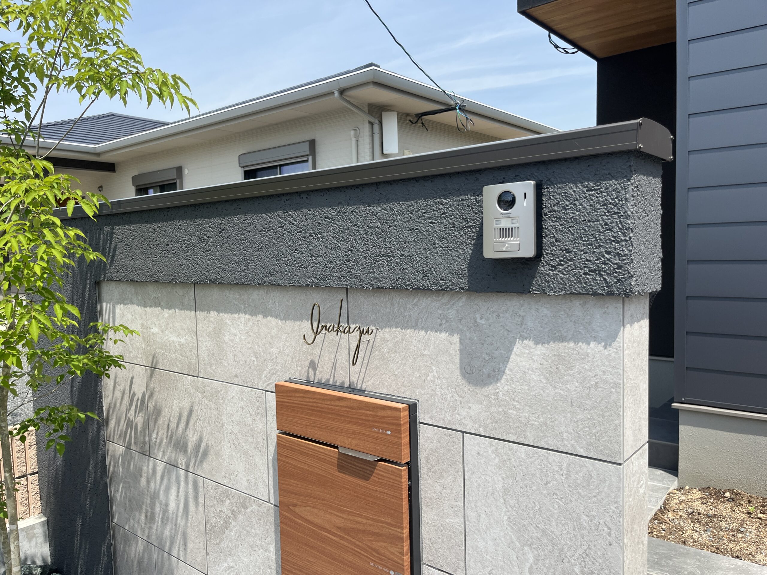 Asuka2 - 施工事例です ^o^ v 天然石タイルを使用した門袖とアプローチにアカバドラセナ等の植栽が映えます *´∀` ♪外構外構デザインエクステリアデザイン群馬伊勢崎外構エクステリアオシャレ芝生庭芝ガーデンgarden新築マイホーム住宅