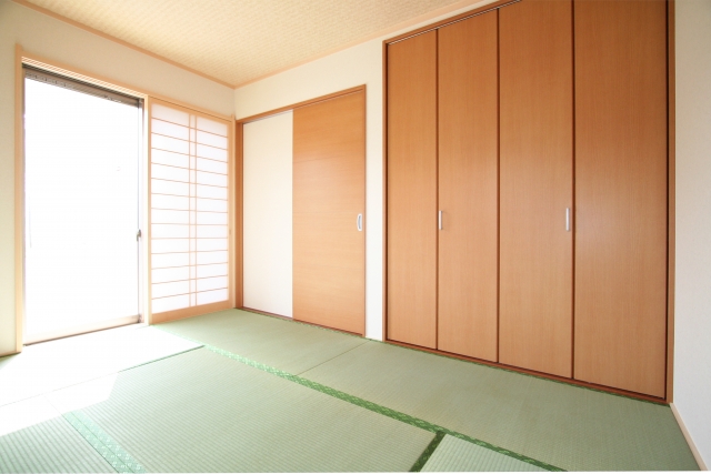 引き戸や戸襖をDIYで張り替える方法 壁紙クロスやふすま紙をドアに貼るだけの簡単DIY金のなる木で大家生活