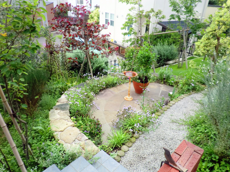 庭作り その22 水はけの悪い傾斜地にパスメイトで通路を作る １木楽な木遣い