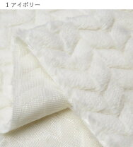 入荷したアウターを早速、、♡ 去年はグレー買ったから 今年はアイボリーゲットする予定💭 もこもこのショート丈のファーコートが可愛かった🐏🤍あったかくて襟も大きめなのがポイント！ ワントーンコーデで合わせたい♡ .chicoアウターchico_outer2023アウター