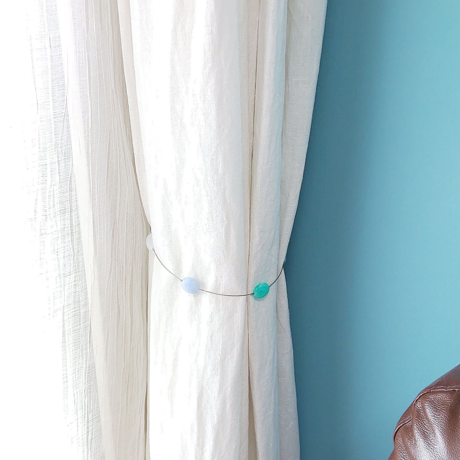 100均の材料でカーテンタッセルを作ってみよう！カーテンをおしゃれに留めるアイデアも100均アイテムで、暮らしをもっと便利に楽しむ情報メディアくらしマグネット