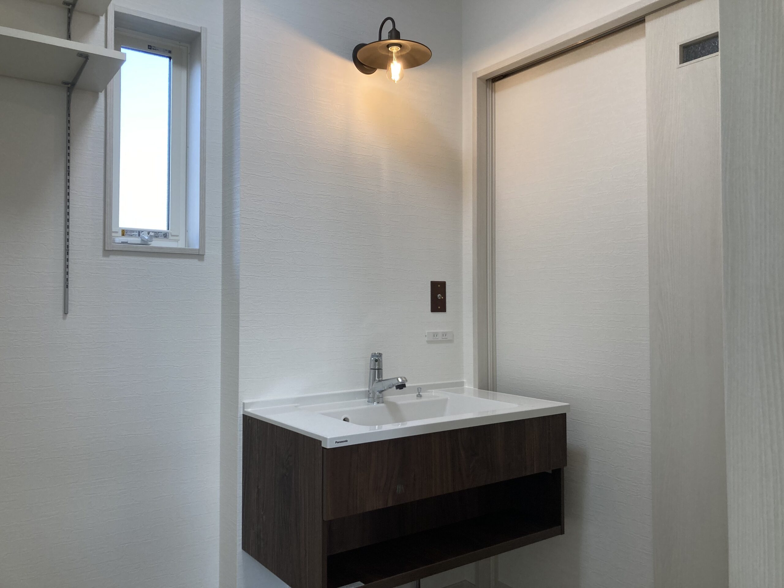 ワイドなLDKと折り下げ天井シックなアクセントクロスの家住まい施工例千葉県旭市の地域密着工務店 鈴木建設