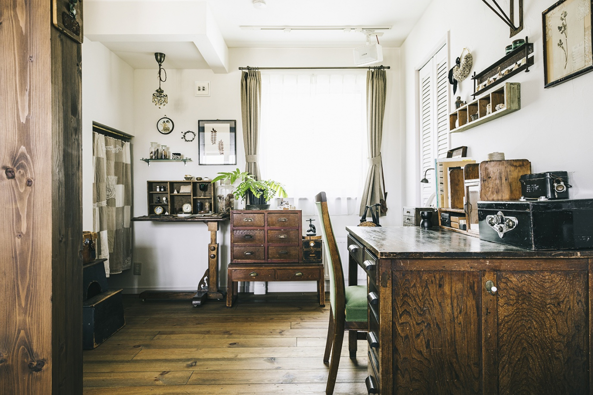 お花の柄のソファとイギリスアンティーク家具