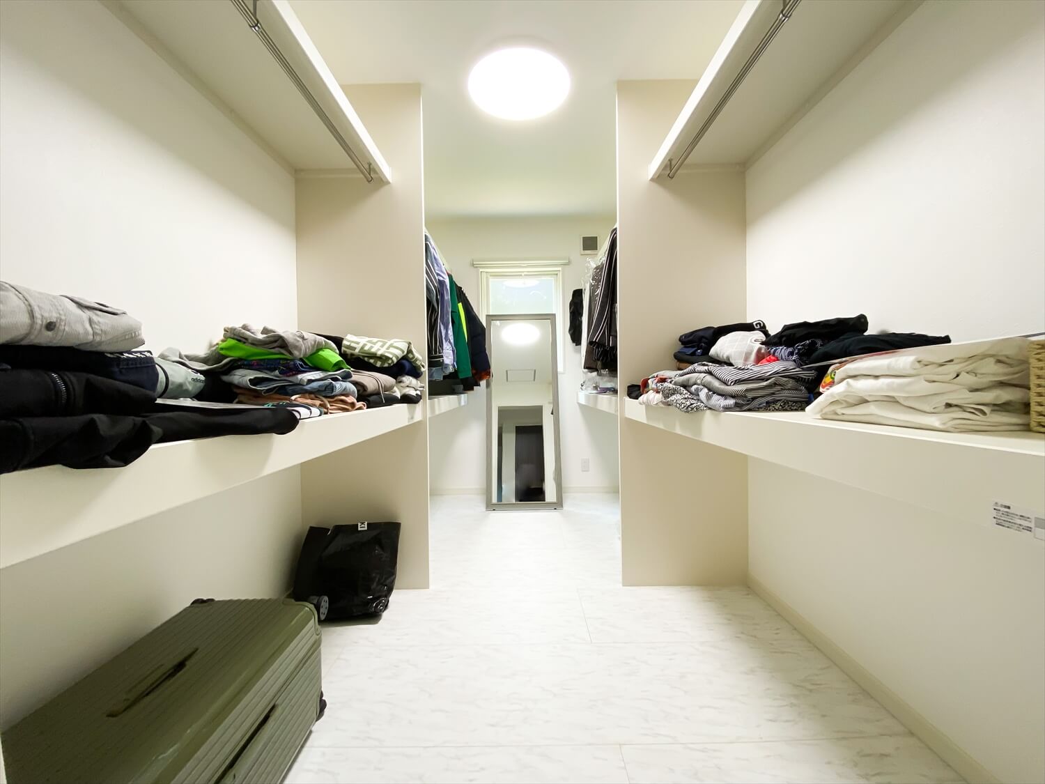 家づくりの参考になるアイデアをまとめました！ 『ウォークインクローゼット』 寝室にウォークインクローゼットを設けたアイデア。間取りや収納量など、おすすめポイントをまとめました。----------------------------------------------------- more photos >>@jyu_ka