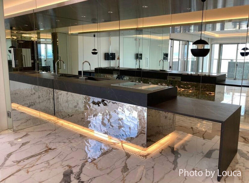 壁面に馴染んだホワイト鏡面の食器棚は不動の人気色です！-東京都の施工事例 オーダー食器棚ベーシック │オーダー家具専門店GNASH ナッシュ