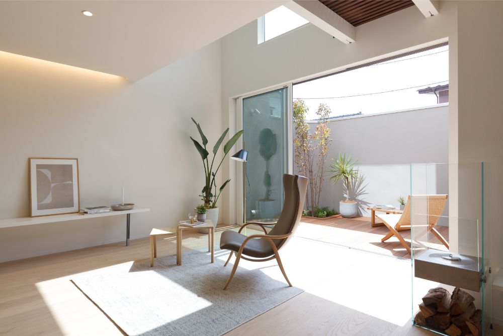 リビングにソファを置かない」4つのアイデアと広々インテリア例