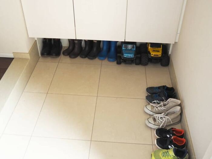 狭い玄関には突っ張り棒で下駄箱作り収納術や整理整頓のアイデア暮らしニスタ