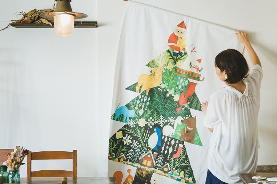 今年はどうする？ダイソーツリーディスプレイ今年もやってきました ダイソーのタペストリーツリー🎄 去年はマジックテープで色々ディスプレイしたけど 今年は安全ピンとメッシュケースを 使ってみましたよ🥰 イルミネーションもダイソーで 買えるけどタペストリーに