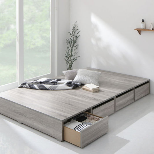 家のどこかに畳を取り入れたいと思って、主寝室の小上がりに採用した。窓や照明にもこだわり、旅館のようにしっとりと落ち着ける空間に仕上がった く