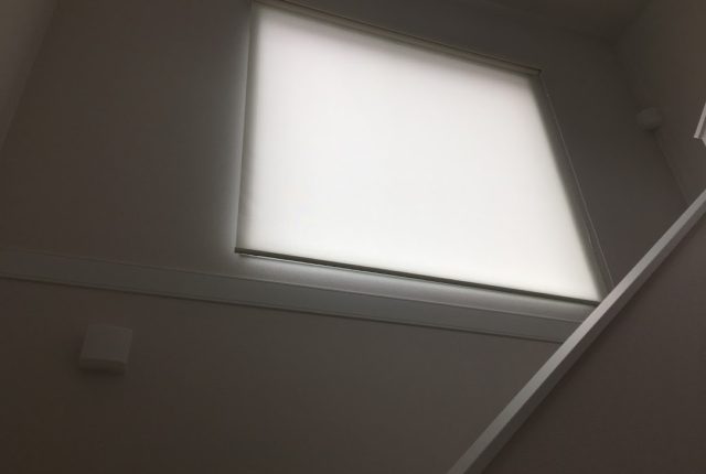 吹き抜け高窓に電動ロールクリーン取付事例愛知県名古屋市のオーダーカーテン専門店カーテンハウスシルクみどり店