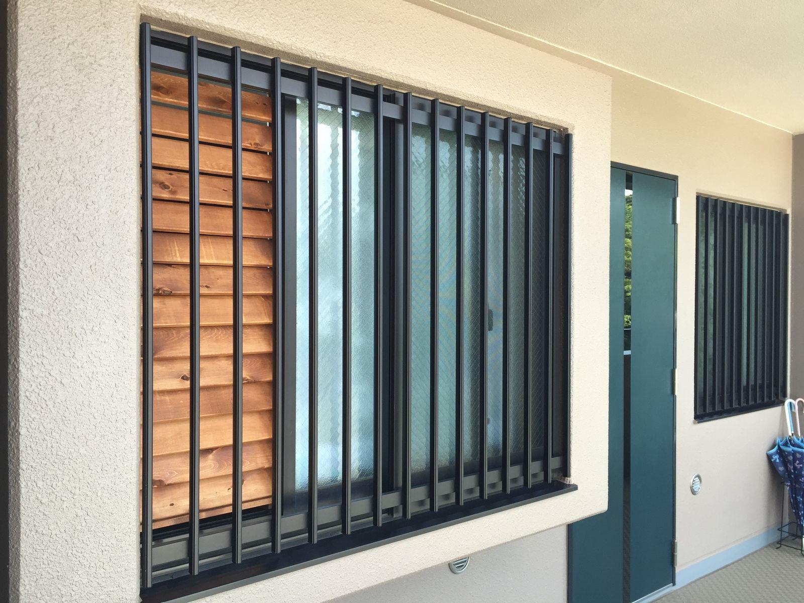 マンション 廊下側 窓 目隠し 風通し 遮熱 日除け 目隠しシート 60cm×135cm 日除け名人 開放廊下 紫外線カット UV対策 防虫 シェード屋外 おしゃれ サンシェード 窓 省エネ 節約 節電 タープ 日除けシェード 日本製 送料無料の通販はau PAY マーケット - インテリアの