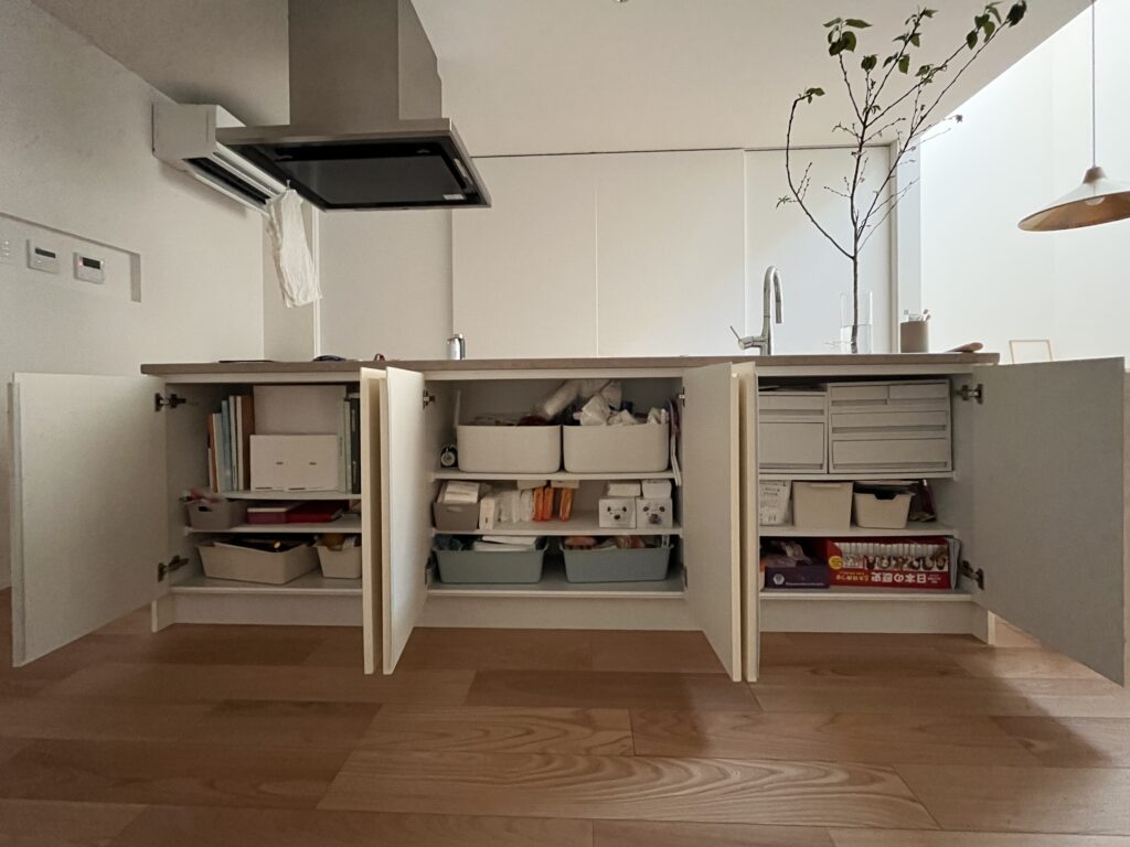 キッチン前面収納 , 今回ご紹介させていただくのは, @necoco_house さんの投稿です✨, ¨, 他の投稿はこちら ▷@necoco_house, 以前ニトリで購入した収納ボックスを使って, キッチン前の収納を整えました！, キッチンのメーカーは,タカラスタンダードさんのオフェリアです🌿, 4つ置くとちょうど横幅がぴったり！, ぴったり収納できて気持ちいい〜👏🏻,