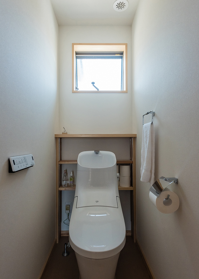 トイレ背棚の造作🔨 トイレの限られた空間を有効活用し、トイレットペーパーや掃除用具等を収納できる背棚を造作致しました。トイレットペーパーは約12ロール収納可能！ 面材は右側のクロスのグレー色と合わせる事で、統一感のある空間に仕上げました。 製作