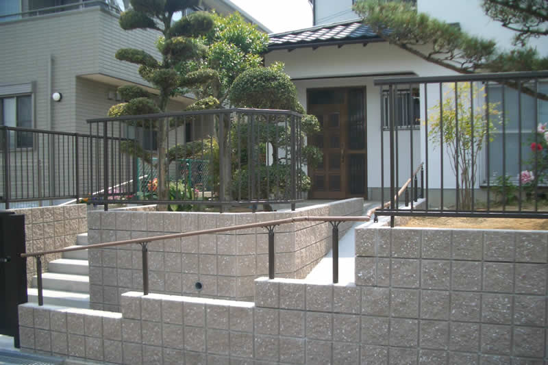 エクステリア スロープを設置するときに知っておきたいことエクステリアdeリライフエクステリア専門店とプランが見つかる！G terior ×part of LIXIL