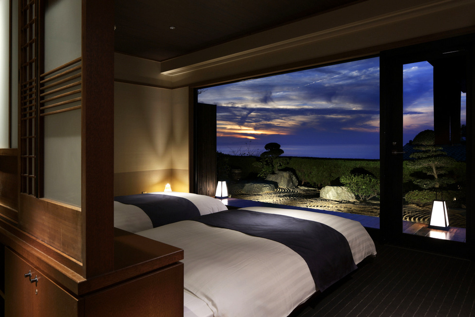 □和モダンテイストで高級感のある空間に シックな色味で統一した小上がりの和室は、 照明にこだわることでさらに高級感が演出できます。ダークトーンの空間には暖色照明を取り入れることで くつろぎやすい雰囲気に。 黒の畳と明るい色の木材でメリハリが生まれ、 シック