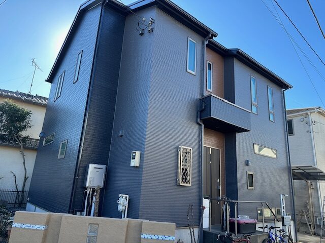 ブラックとネイビーの外観株式会社 芹工務店沼津市・工務店 デザイン住宅・注文住宅