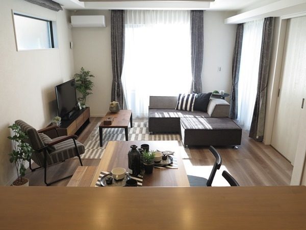 栃木市の注文住宅 テレビを窓の前に配置したい！リビングのレイアウトや結露対策を解説KONOHANA STYLE MAGAGINE