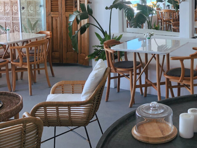 ⠀ 私のダサい実家のお部屋が、 ホワイトインテリアのお洒落 に見える お部屋になるまでの 道のりをまとめました！ ⠀改造スタートが6月で、このインスタを始めたのが7月なので、 1ヶ月ほどで改造したお部屋になります🕯 𓇠 ⠀ 最後の写真⑧以外は、全て無加工です