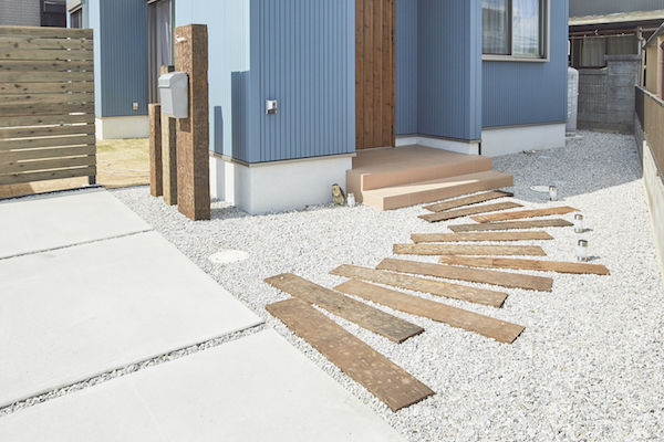 芝やめました』枕木ポールが22本立てる庭リフォーム✌🏻✌🏻デザインガーデン埼玉県伊奈町