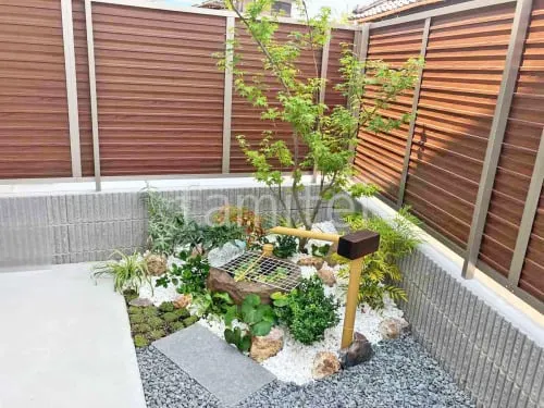 施工例「庭デザイン、和モダンの細長い庭がリビング前の洋風庭までつながる」兵庫県姫路市