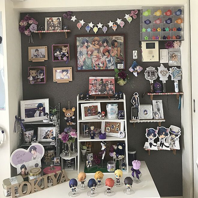 y_room_tulip ←他の投稿はこちらからˎˊ˗ お部屋を可愛くして オタク的によかったこと 🌼自分でDIYして大改造したお部屋で暮らしていて、 インテリアが好きになったっていうこともあるけど 趣味のオタ活にとっても良かったな〜ってポイントがあります🥰✨ 前は何の写真