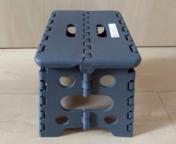 トイレの踏み台を買い替え！ダイソーでコンパクトな『折りたたみ椅子』を購入しました。 - りんごの時間