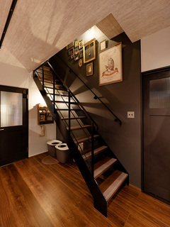 紺色のアクセントクロスとグレーのフローリング世田谷区周辺のリフォームはalex アレックス