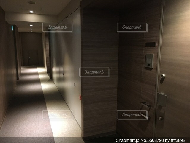 アパートの玄関 10511005476 の写真・イラスト素材アマナイメージズ