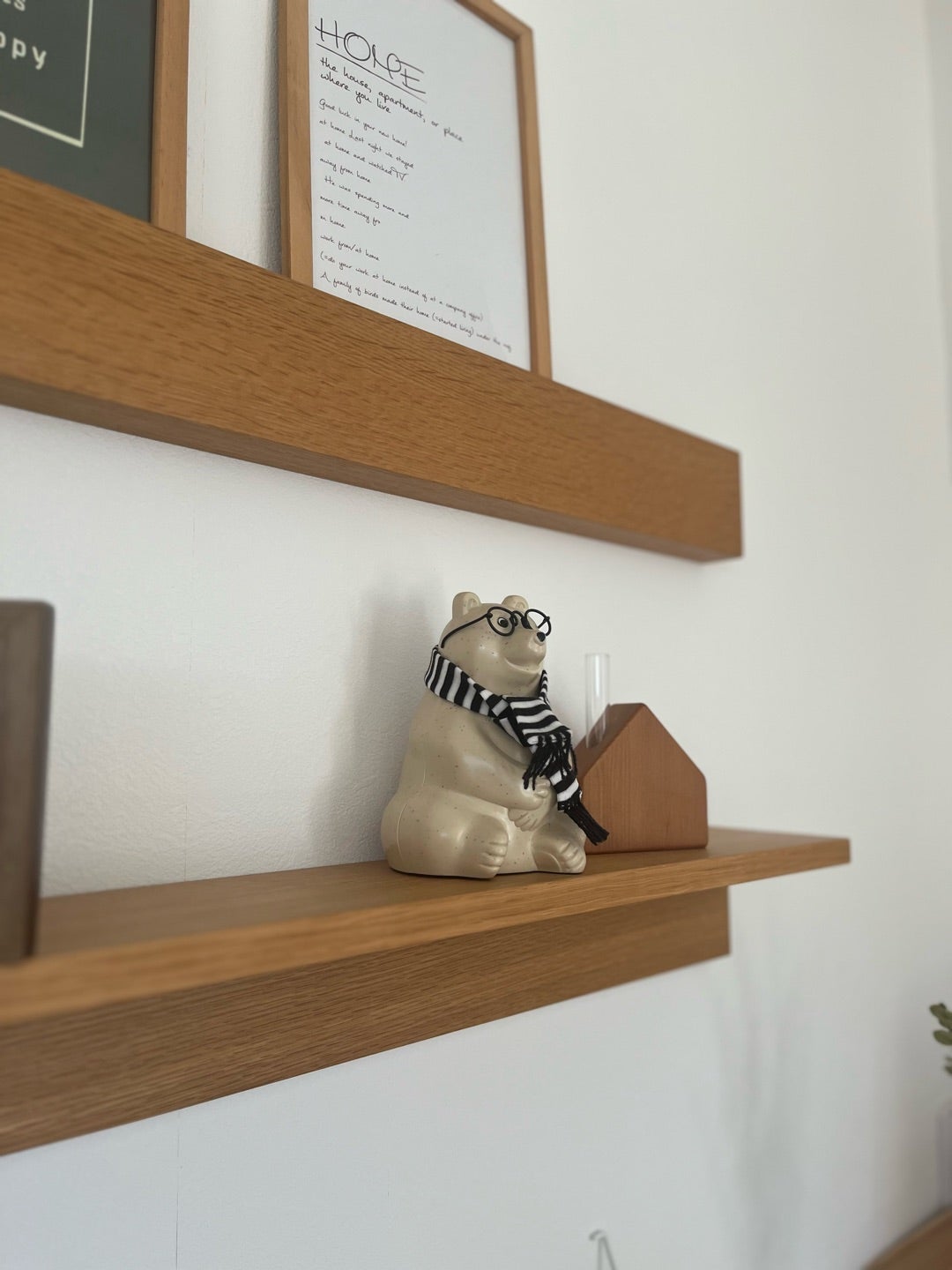 無印良品でシンプルな神札置き！賃貸OKの壁に付けられる家具トレーが便利。ゆるっとぴたっと