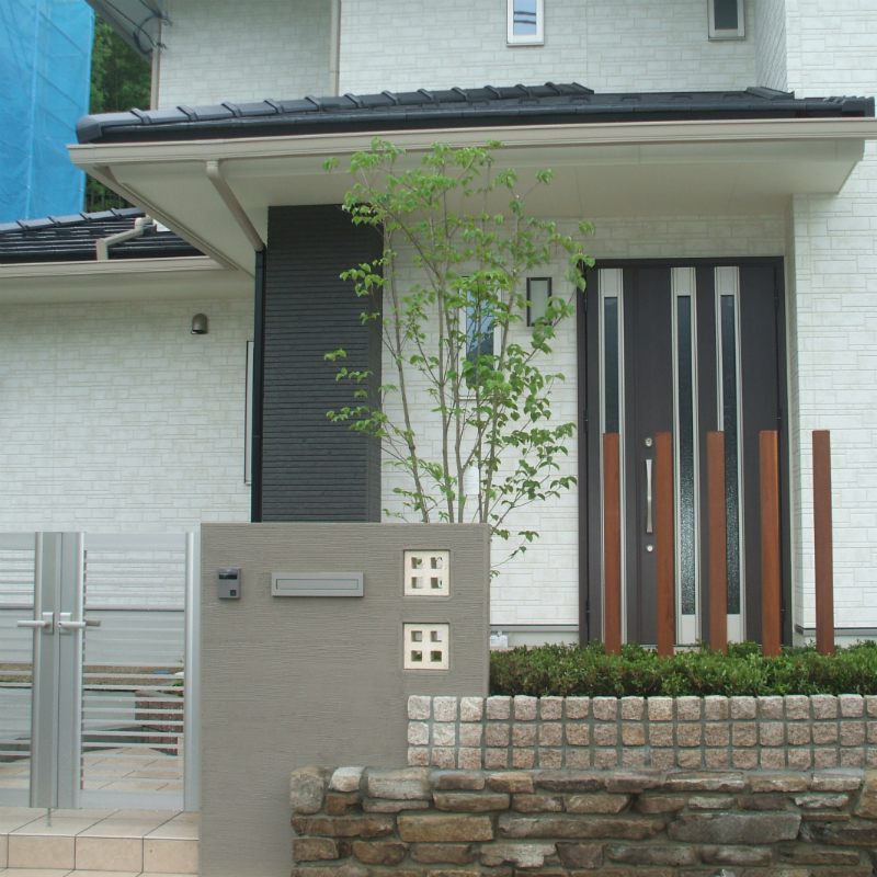 縦格子の目隠しが上品な雰囲気をつくる木の家の玄関。無垢の木や塗り壁、石など自然の素材と溶け込む光と影の表情が美しい。 ＊＊＊ 新潟で木の家づくりをするならナレッジライフにお任せください @knowledgelife_niigata格子格子のある家縦格子格子ルーバー