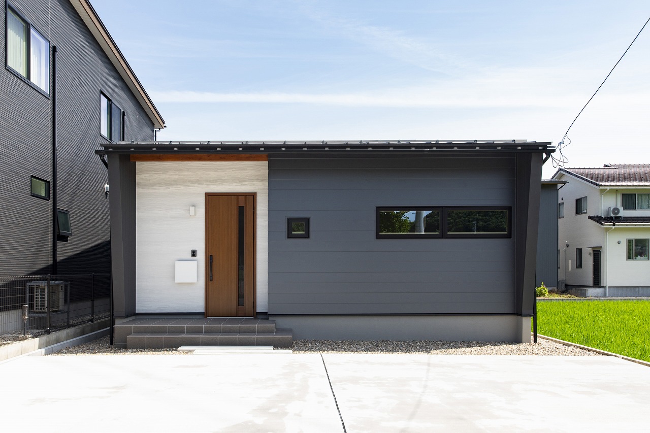 黒とグレーを基調としたシンプルモダンな外観。視線を遮りつつ、光と風を通すため3か所にルーバーを設置。外壁は太陽の力で付着した汚れを分解し、雨