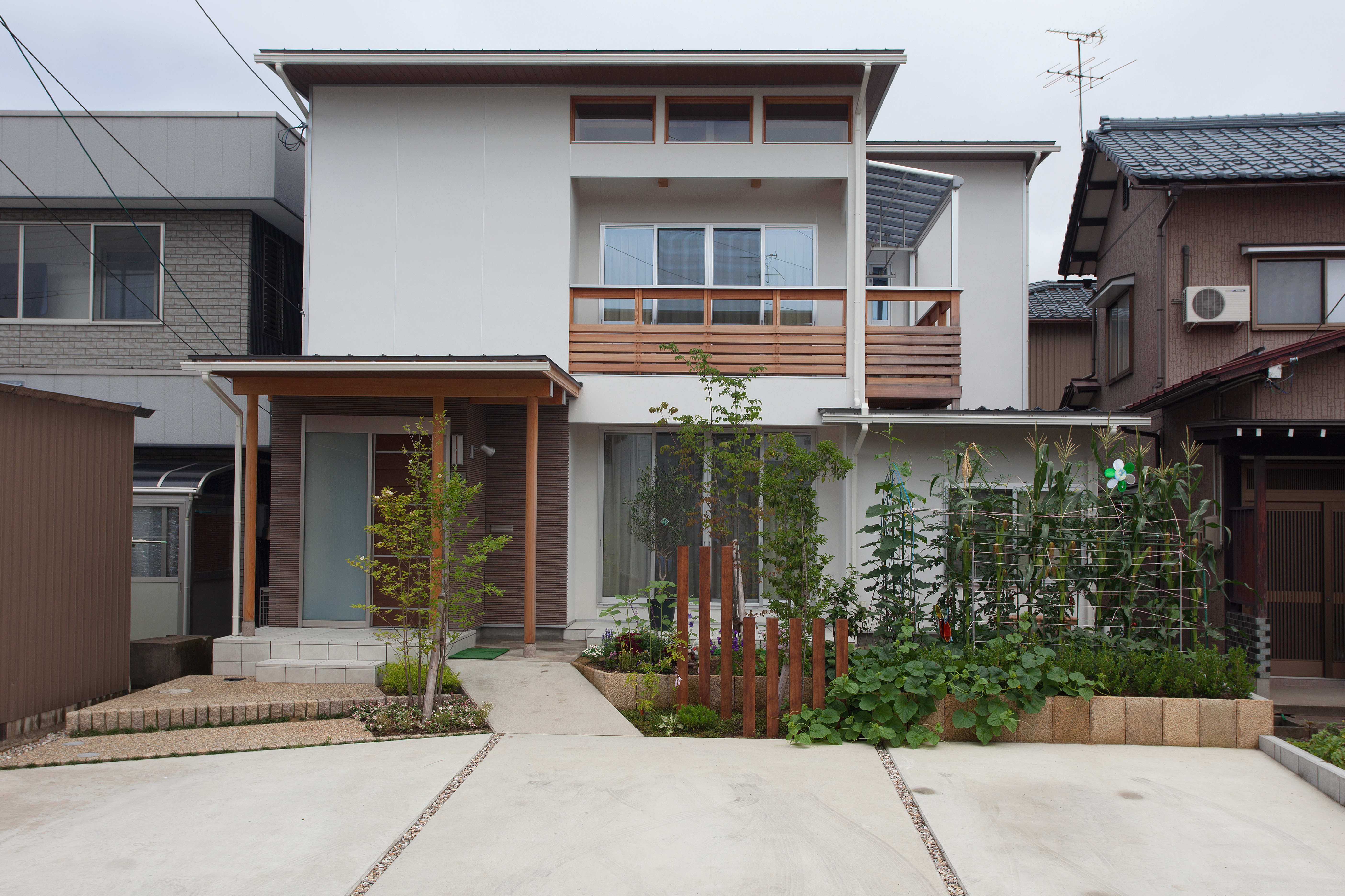 狭い土地であっても外構は美しくなる！コンパクトガーデンでエクステリア全体