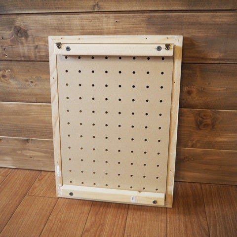 セリアの有孔ボードの活用法を徹底解説！サイズや壁掛けの方法