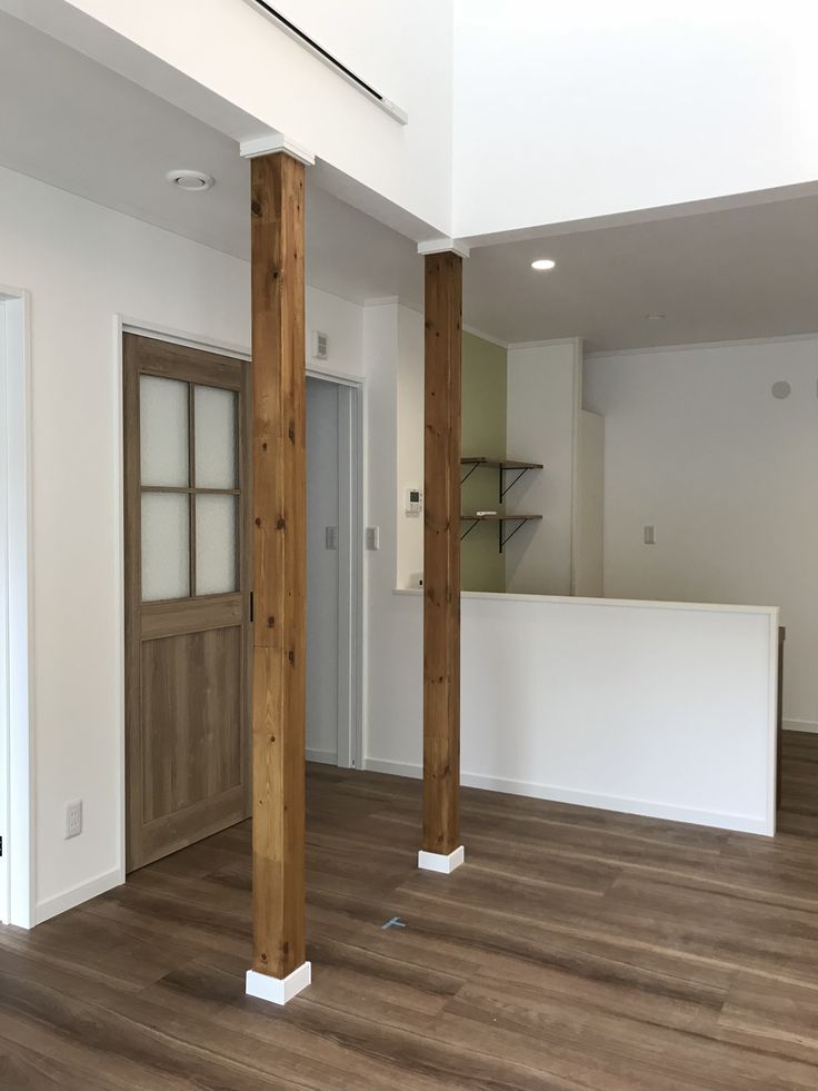 リビングにマガジンラックつきのフラットな畳コーナーと化粧柱 : 注文住宅ブログ 大阪京都で注文建築専門の工務店は匠建枚方