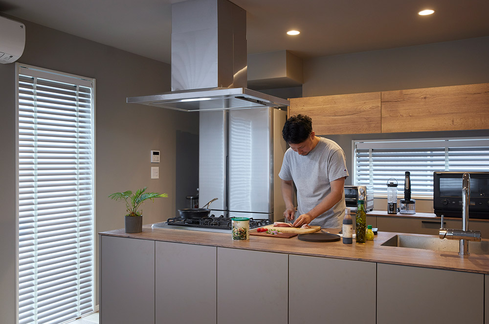 大きな2つの掃出し窓には天付のバーチカルブラインドでスタイリッシュでモダンなキッチン - 事例写真「Celebritymodernなここちいい家」注文住宅のハウスネットギャラリ