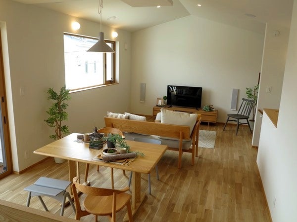 テレビのないリビングでゆったり暮らす。家庭にもたらす有意義な時間とは