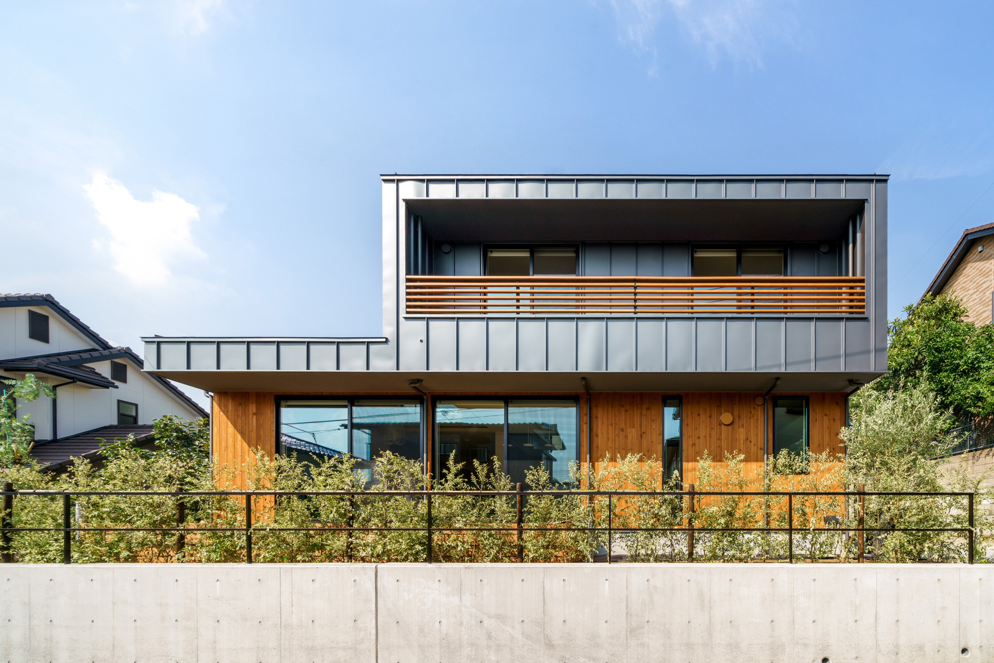 和モダンの家 格子で覆われたガレージハウス、ウッドデッキの中庭、和室はなれ、部屋の配置は昔懐かし京町家風モダンな注文住宅